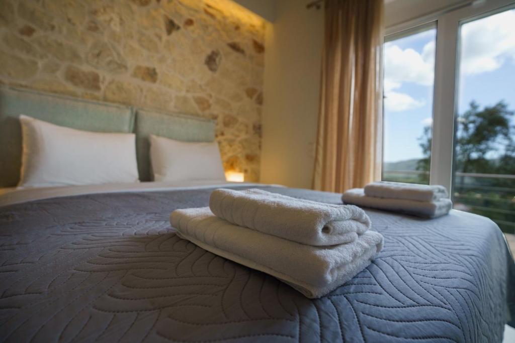 Postel nebo postele na pokoji v ubytování Astrali Stone Villas