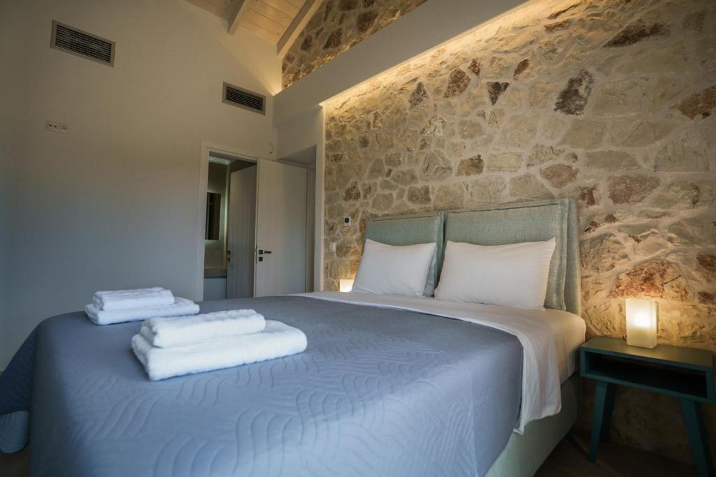 Postel nebo postele na pokoji v ubytování Astrali Stone Villas