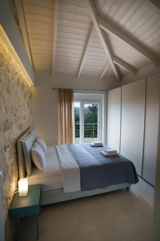 Postel nebo postele na pokoji v ubytování Astrali Stone Villas