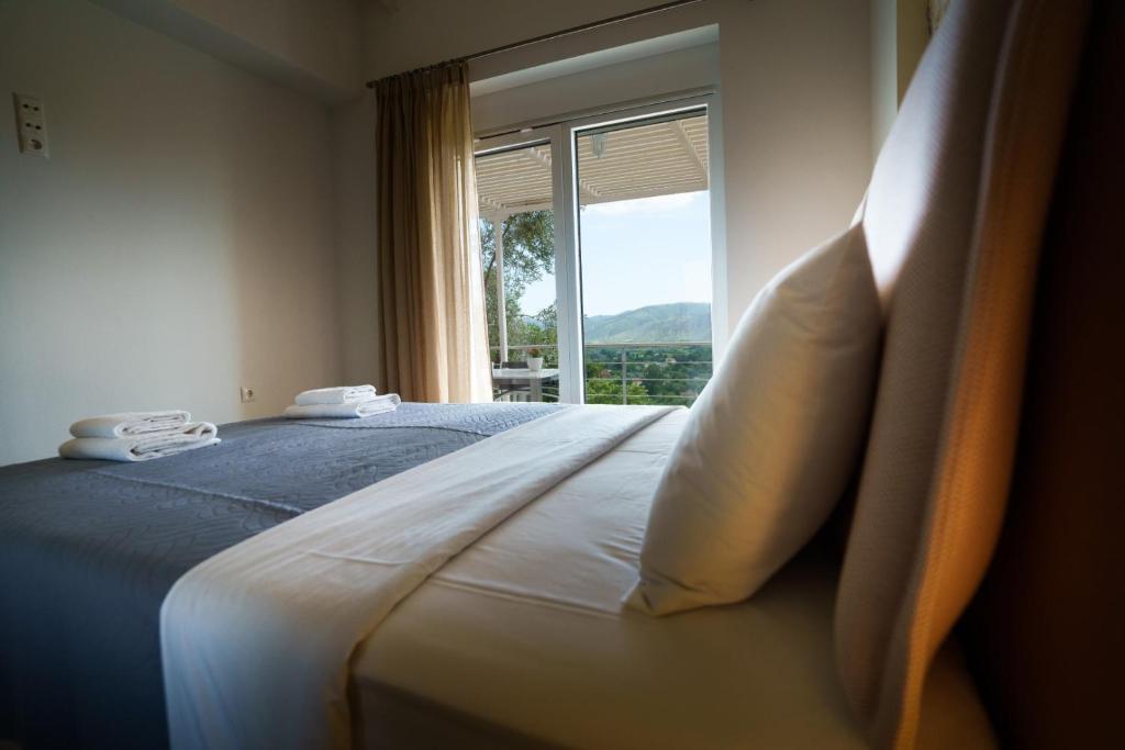 Postel nebo postele na pokoji v ubytování Astrali Stone Villas