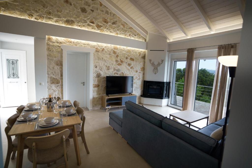 TV a/nebo společenská místnost v ubytování Astrali Stone Villas