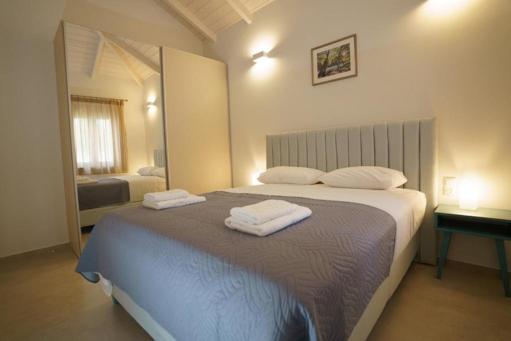 Postel nebo postele na pokoji v ubytování Astrali Stone Villas
