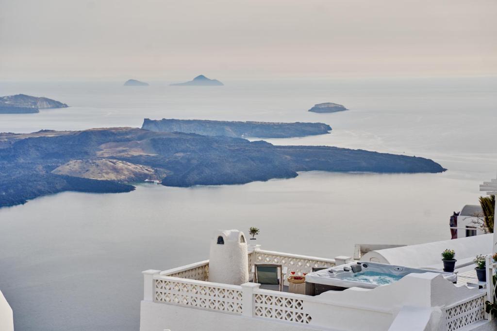 vistas al océano desde el balcón de una casa en Santorini Mansion at Imerovigli, en Imerovigli