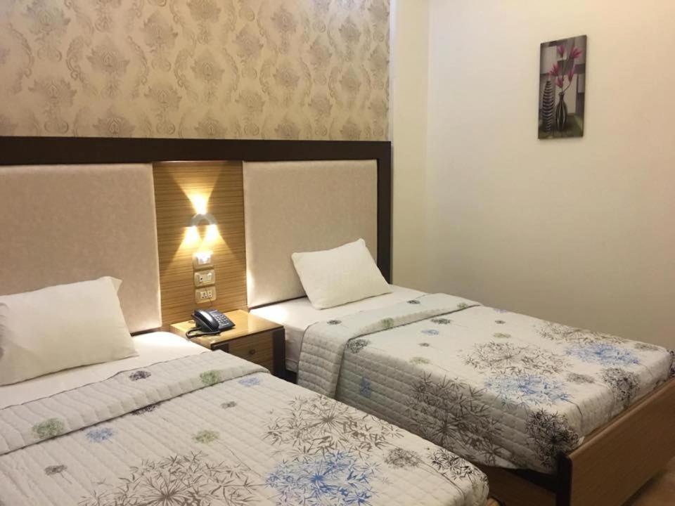 Postel nebo postele na pokoji v ubytování Dolphin Ras El-Bar Hotel