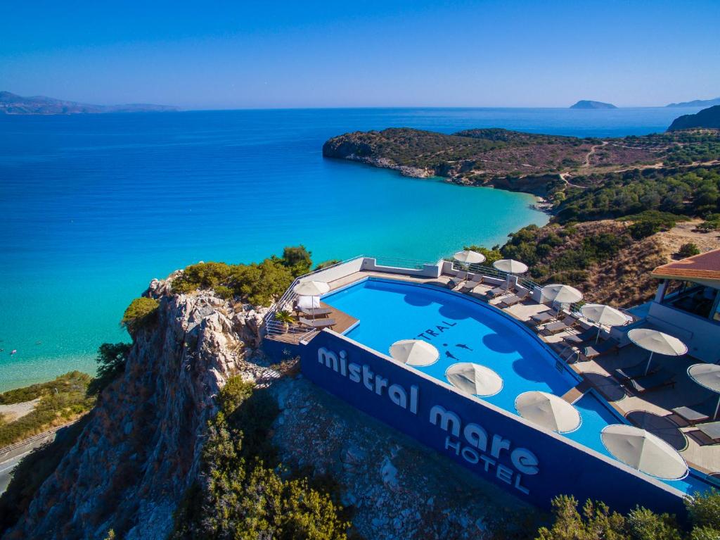 einen Luftblick auf ein Resort mit einem Pool in der Unterkunft Mistral Mare Hotel in Istro