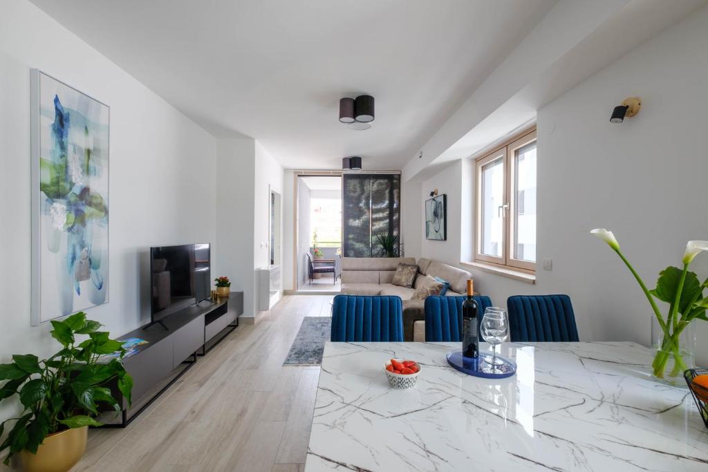 Televízia a/alebo spoločenská miestnosť v ubytovaní MB Luxury Apartments