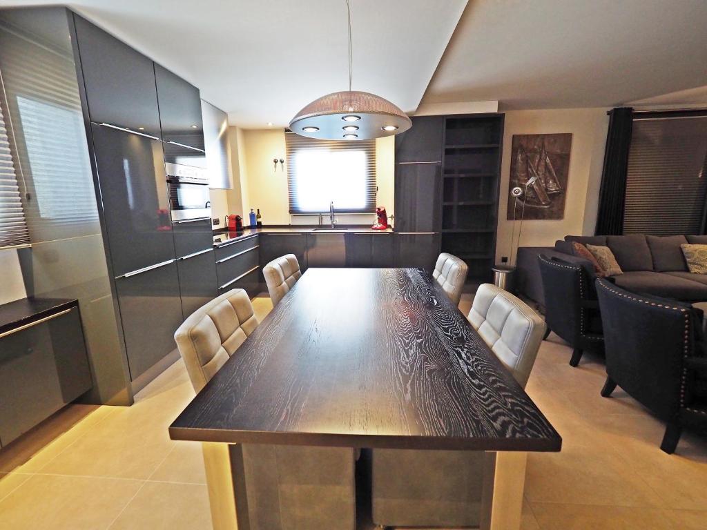Kuchyňa alebo kuchynka v ubytovaní Luxe vakantieappartement aan de jachthaven van Altea met frontaal zeezicht