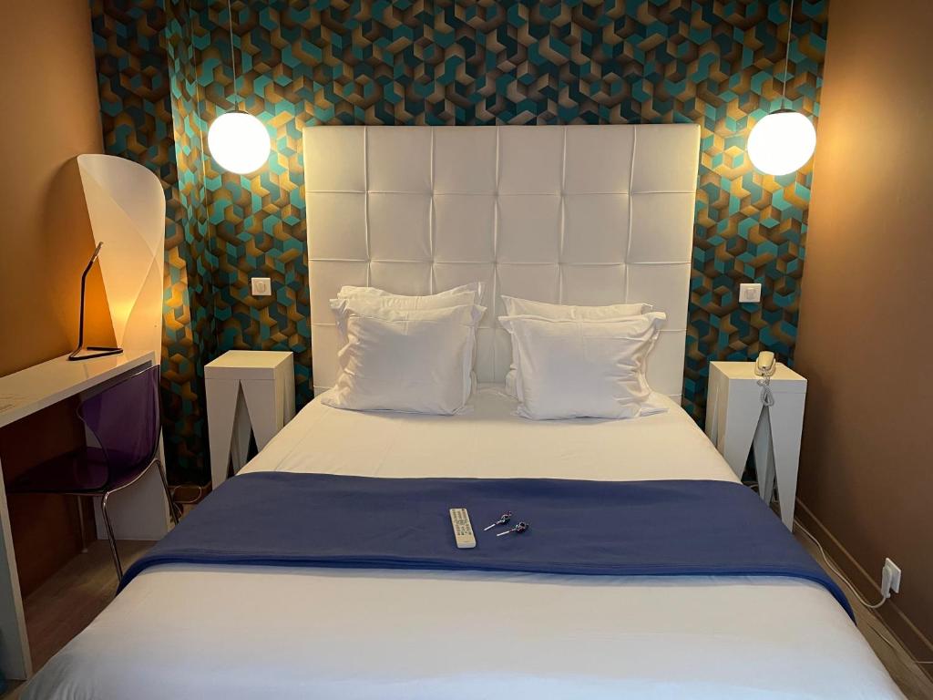 Postel nebo postele na pokoji v ubytování Hôtel Mirano