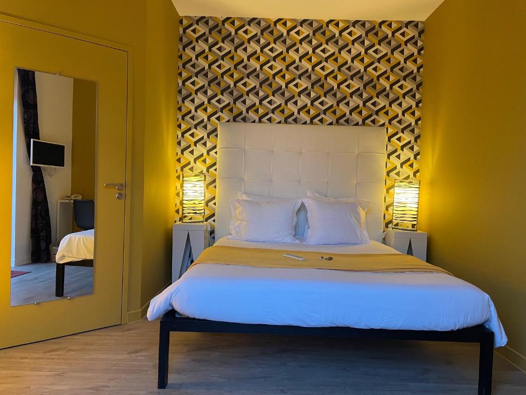 Postel nebo postele na pokoji v ubytování Hôtel Mirano