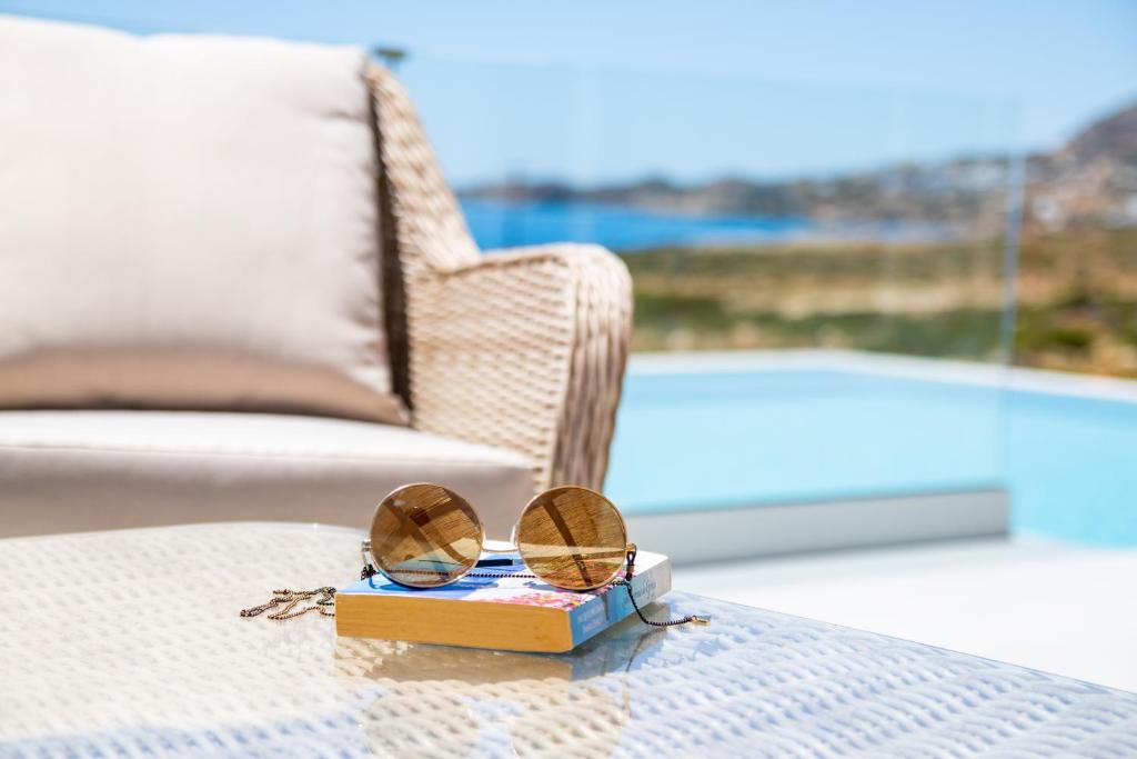 Bazén v ubytování Aros Luxury Villas nebo v jeho okolí