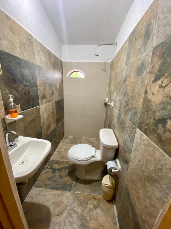 Koupelna v ubytování Tonantzincalli SPA Prehispanico