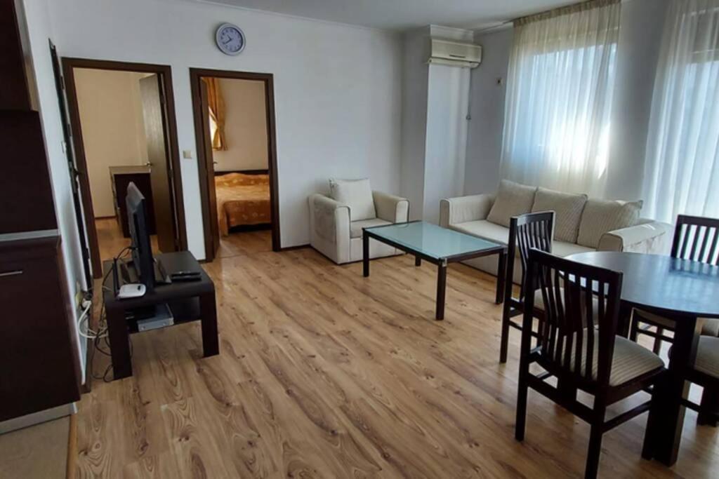 Квартира с 2-мя спальнями в 700 м от пляжа!