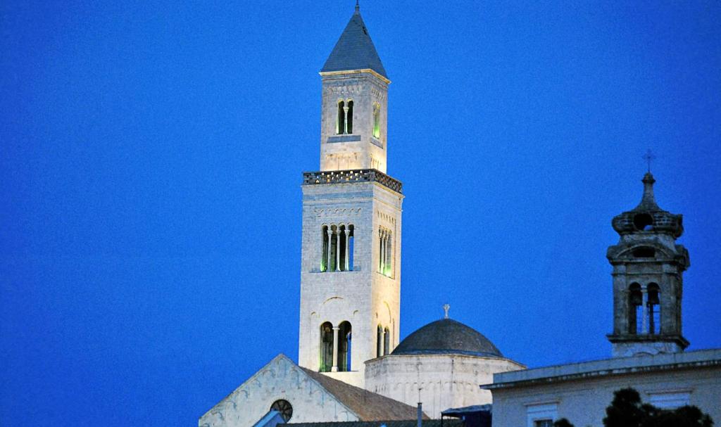 een hoge toren bovenop een gebouw bij IL CAMPANILE APARTMENTS in Bari