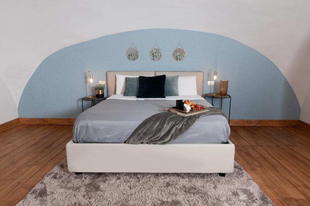 um quarto com uma cama grande e uma parede azul em Casa Teresinella Garden em Torre Annunziata