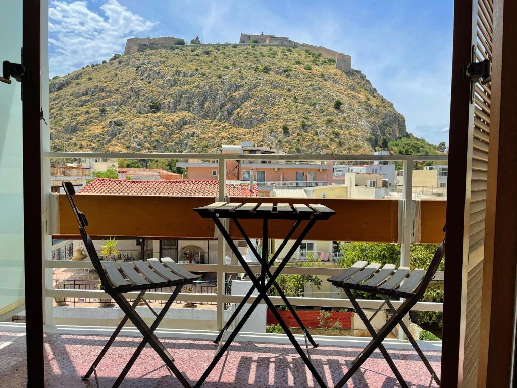 balkon z 2 krzesłami i góra w tle w obiekcie Nafplia Hotel w Nauplionie