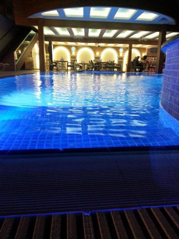 Bazén v ubytování Lavinia Apart & Hotel nebo v jeho okolí