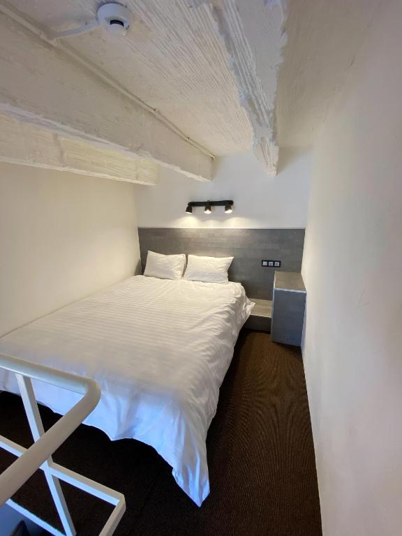Postel nebo postele na pokoji v ubytování Lift Hotel Boutique - Derybasivska