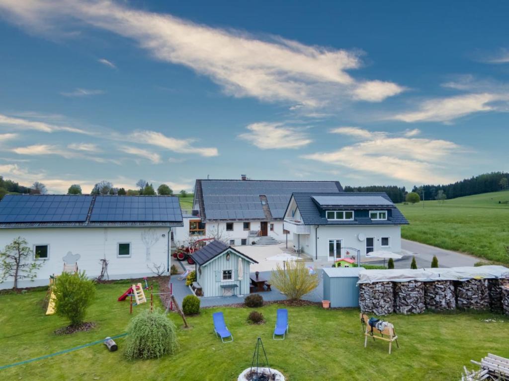 una vista aérea de una casa con patio en Hafners im Allgäu, en Kisslegg