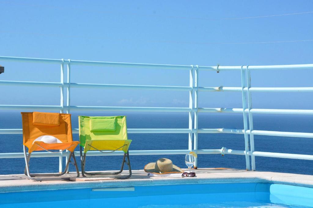 twee stoelen naast een zwembad bij Sol do Lido in Funchal