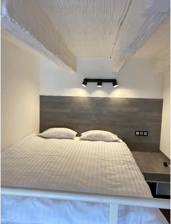 Postel nebo postele na pokoji v ubytování Lift Hotel Boutique - Derybasivska