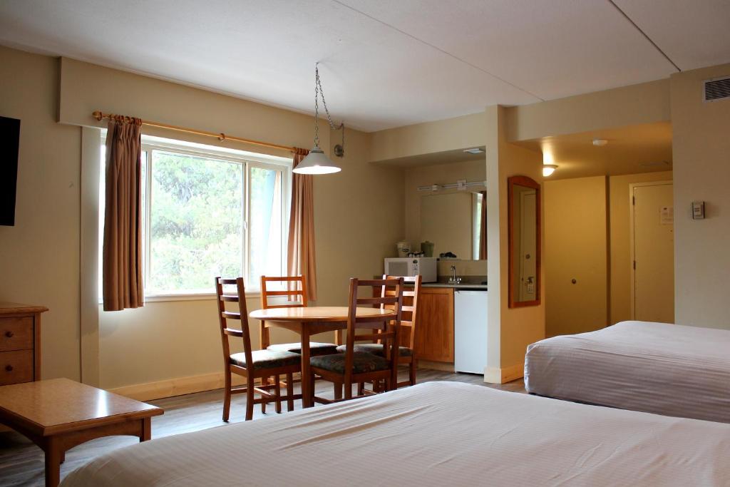 Postel nebo postele na pokoji v ubytování Manning Park Resort