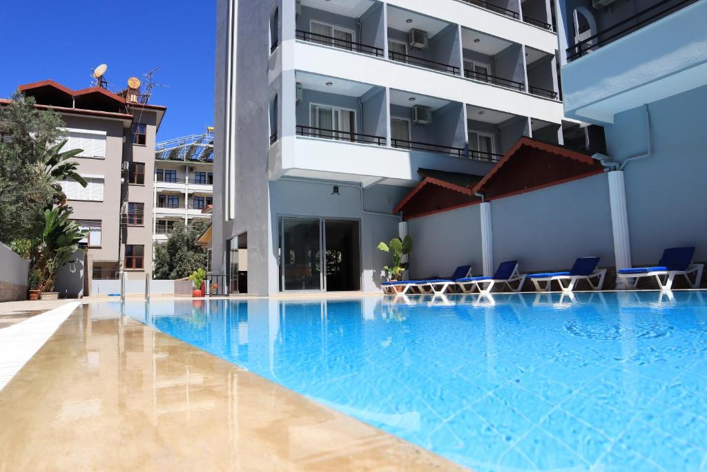 una piscina di fronte a un edificio di Kleopatra smile hotel a Alanya