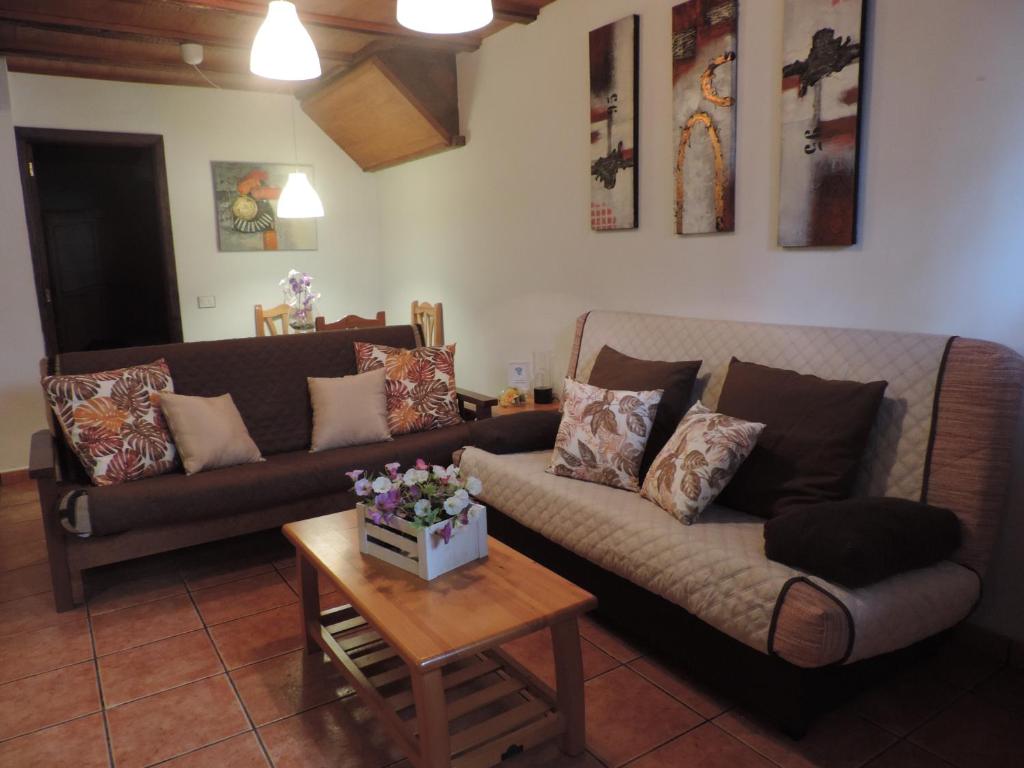 Sala de estar con 2 sofás y mesa de centro en Estudio Plaza San Sebastián, en Santa Cruz de la Palma