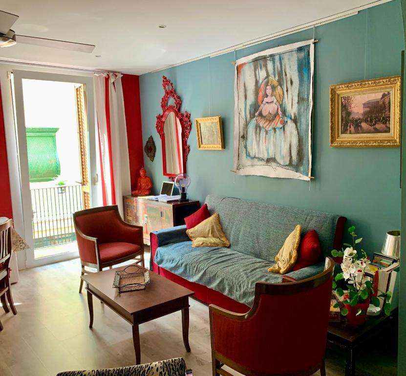 シッチェスにあるDuplex ARTE Apartamento Sitgesのリビングルーム(青いソファ、椅子付)