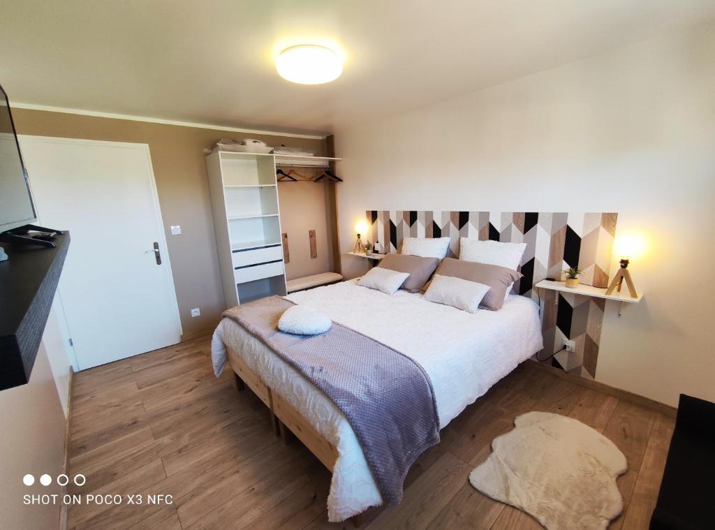 a bedroom with a large bed in a room at La pause au cub, maison cubique tout confort in Hinges