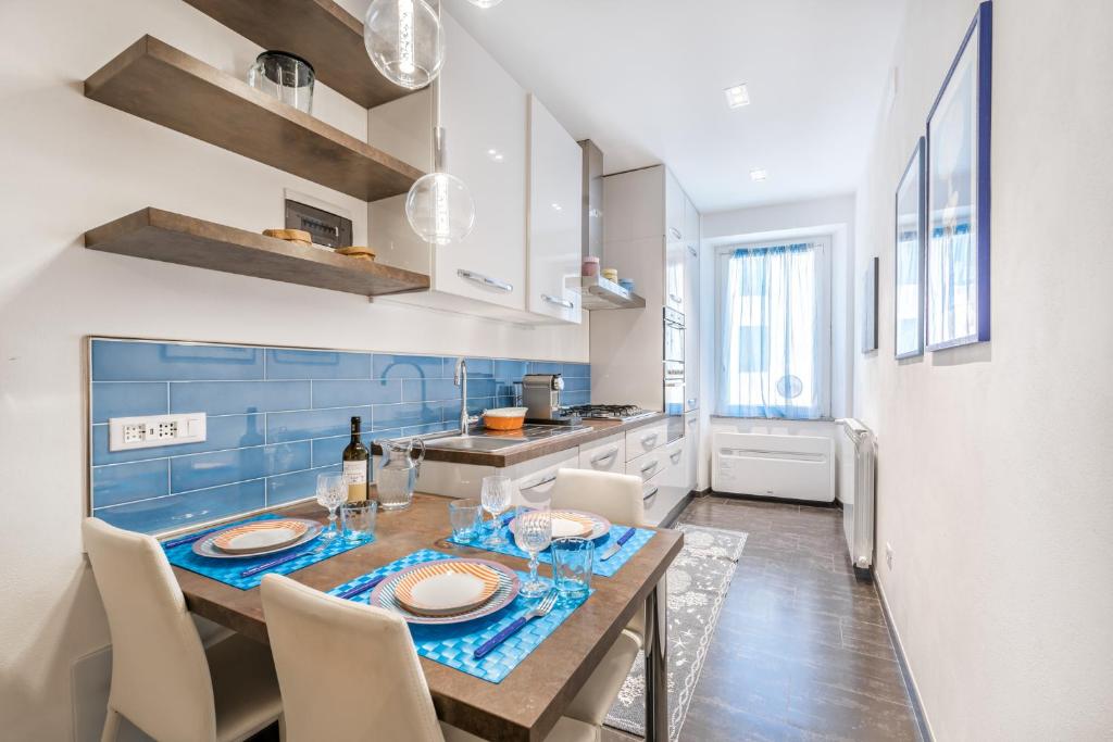 jadalnia ze stołem i krzesłami w kuchni w obiekcie Blu Mare Apartment w mieście Vernazza