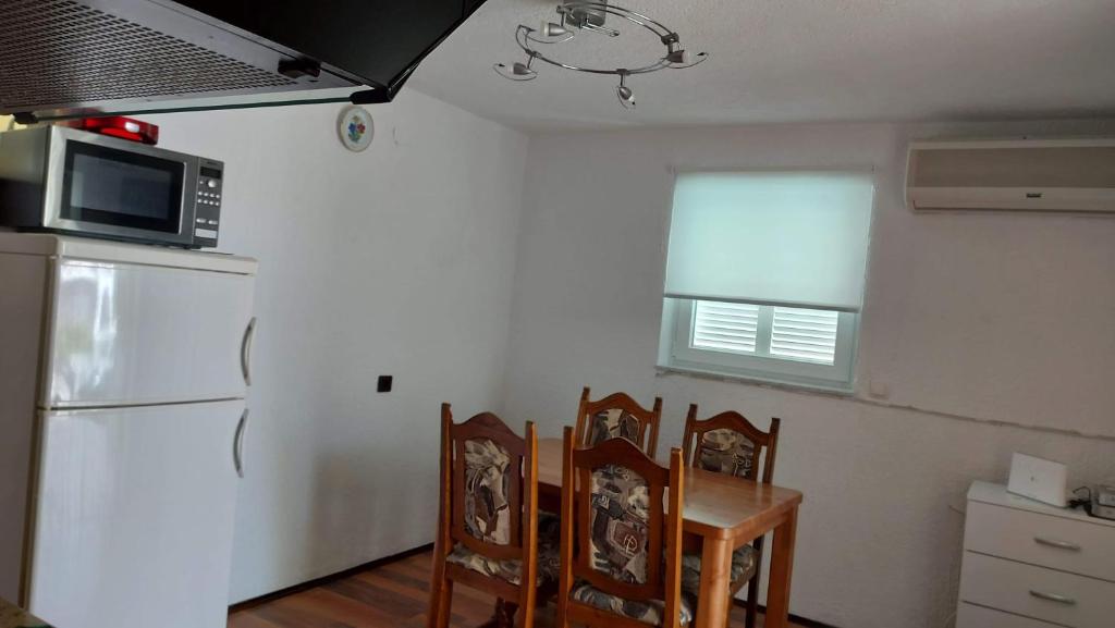 Kuchyňa alebo kuchynka v ubytovaní Apartman Zahira