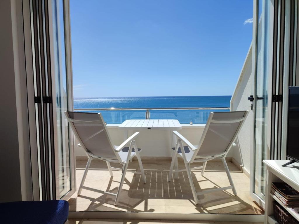 トレモリノスにあるTURISSTIKO La Roca Chica 5の海の景色を望むバルコニー(椅子2脚、テーブル付)