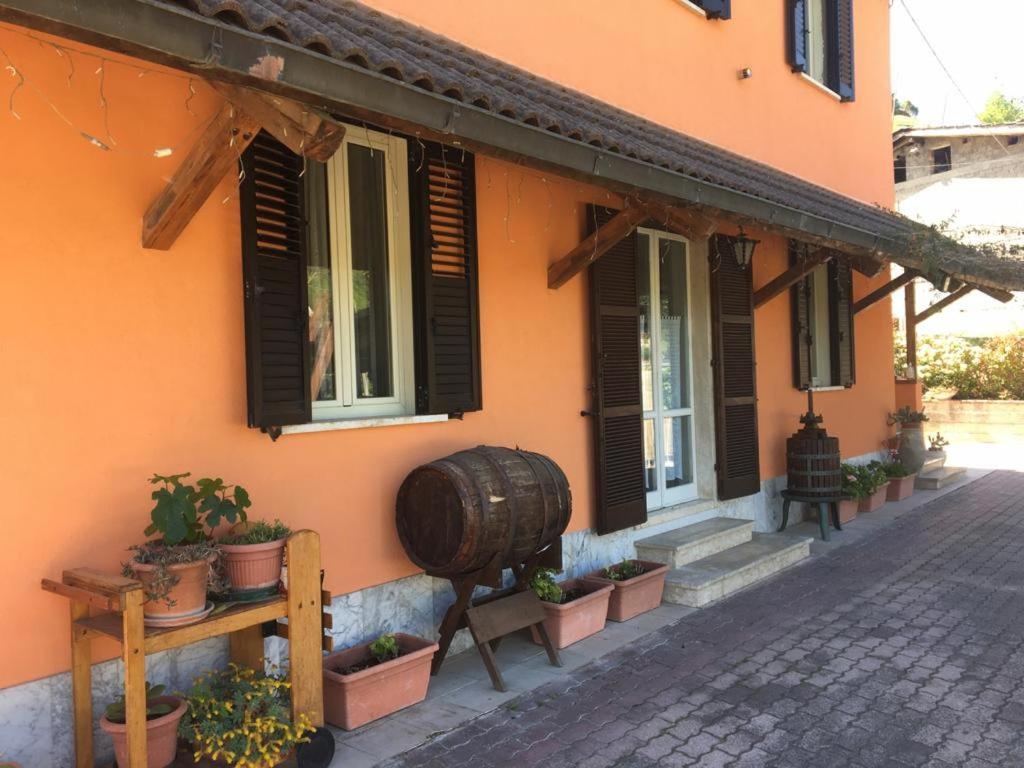 Una casa con un barril a un lado. en vale countryhouse 10 minuti dal mare 10 minuti dalla montagna, en Ascoli Piceno