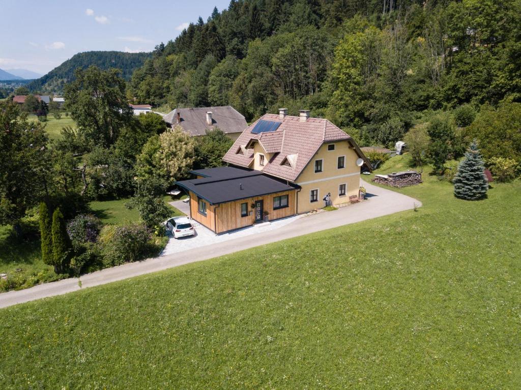 LedenitzenにあるHaus mit Herzの山の家屋風景