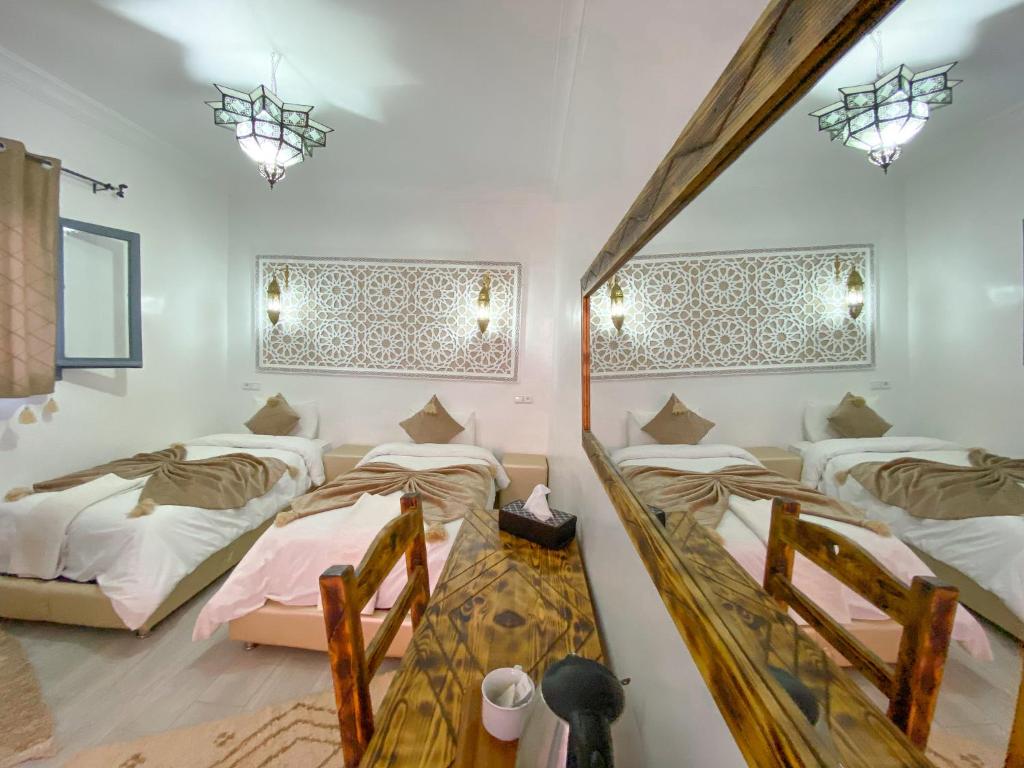 Postel nebo postele na pokoji v ubytování Hotel Riad Amlal