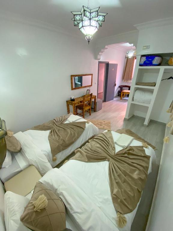 Postel nebo postele na pokoji v ubytování Hotel Riad Amlal