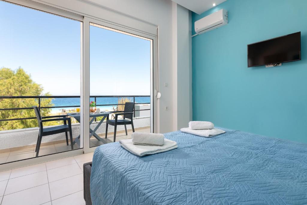 1 dormitorio con cama y vistas al océano en Rhodes Sea Ialysos Apartment, en Ialisos