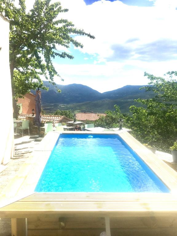 une piscine avec vue sur les montagnes dans l'établissement Casa di Emma, à Santo-Pietro-di-Tenda