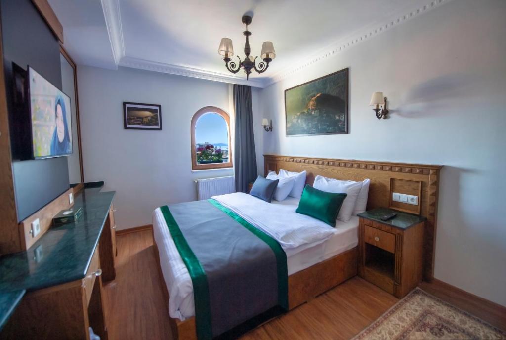 a hotel room with a bed and a desk at Duru Sultanahmet Apart & Suites in Istanbul