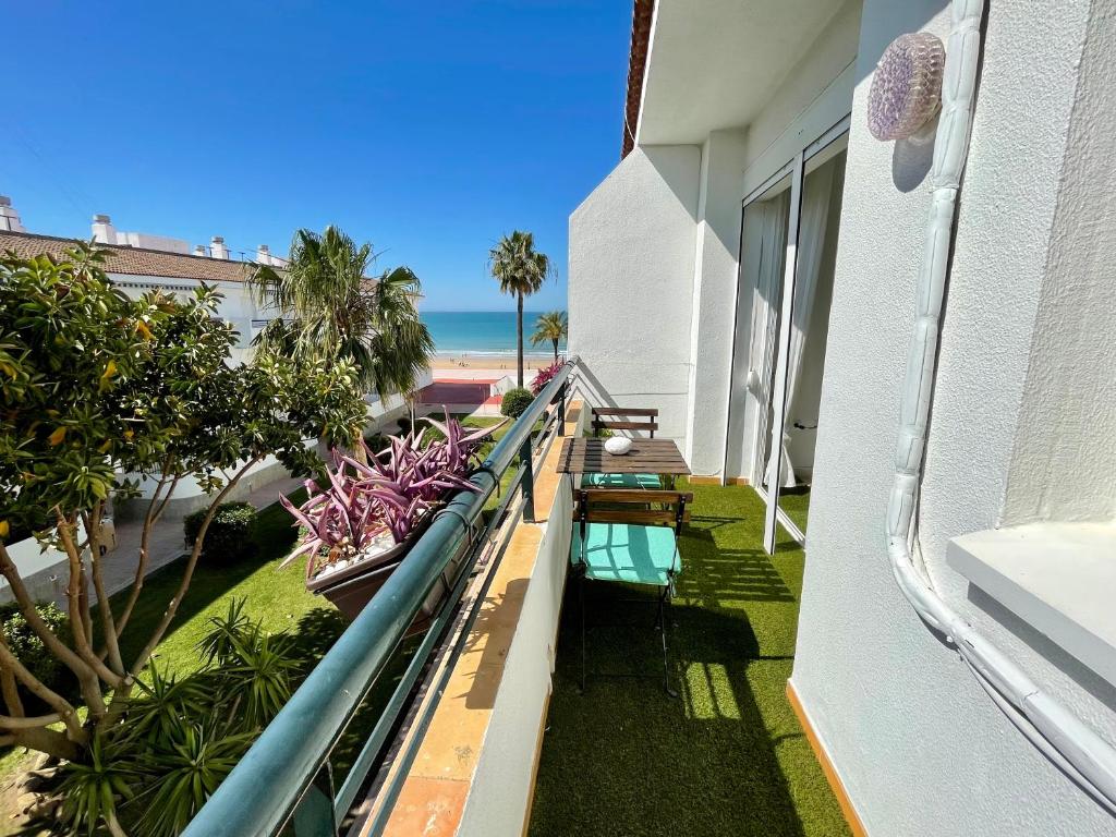 d'un balcon offrant une vue sur la plage. dans l'établissement Apartamento La Barrosa, à Chiclana de la Frontera