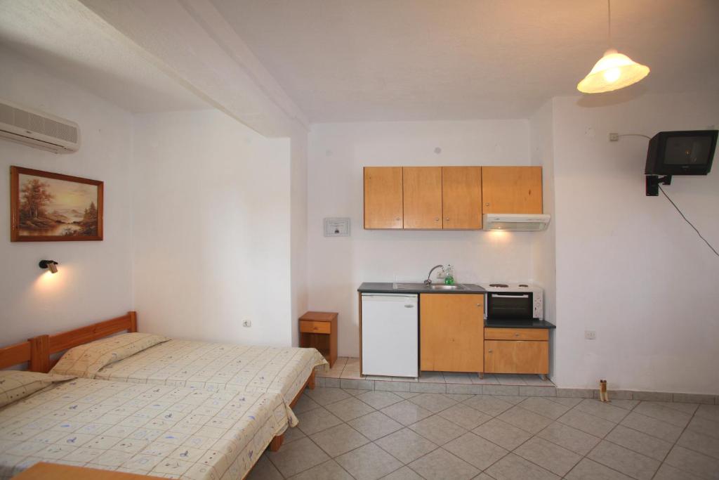 Postel nebo postele na pokoji v ubytování Alexandros Rooms & Studios