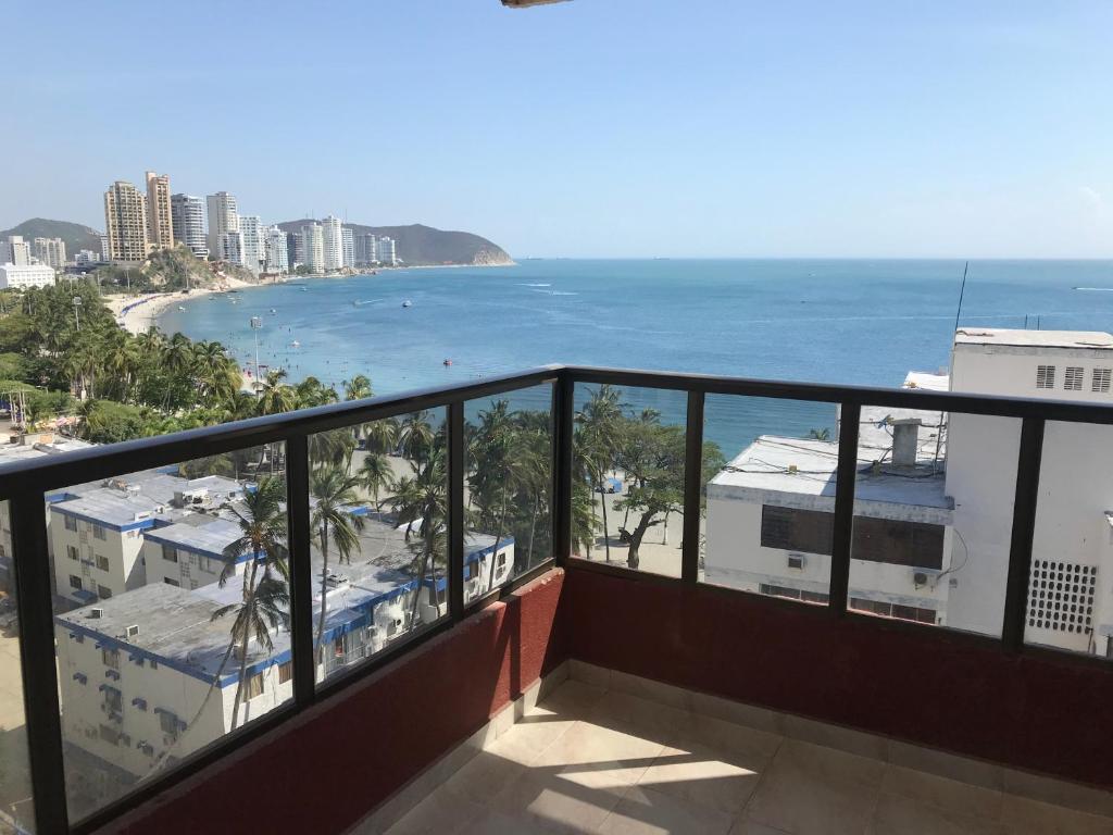 聖瑪爾塔的住宿－Apartamento Los Laureles Rodadero，享有海滩美景的阳台