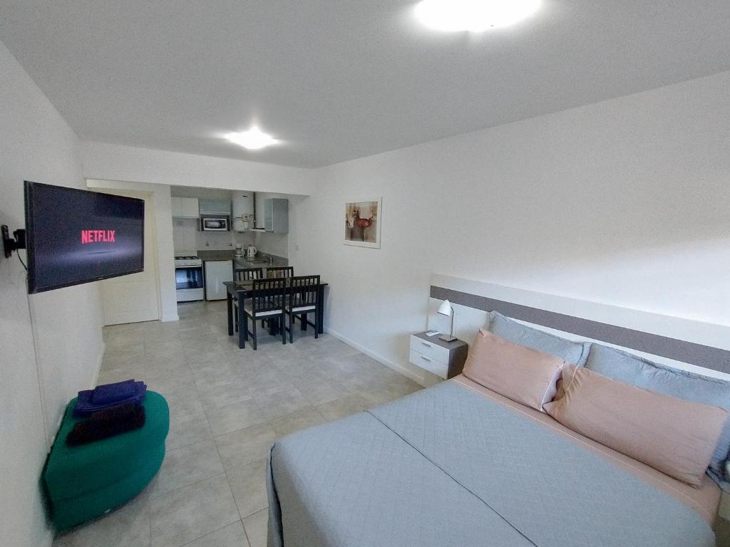 1 dormitorio con 1 cama y sala de estar en Depto Buenos Aires en Rosario