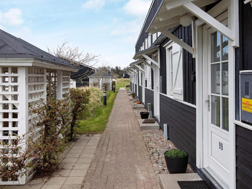 una fila de casas con una pasarela entre ellas en 6 person holiday home in Vestervig en Vestervig