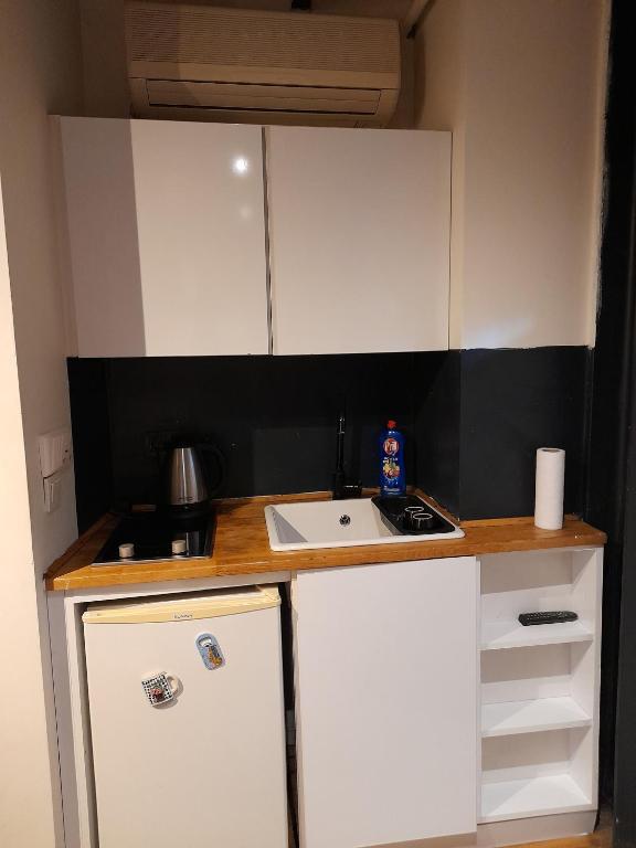 A kitchen or kitchenette at Taxim No18 Boutique Hotel