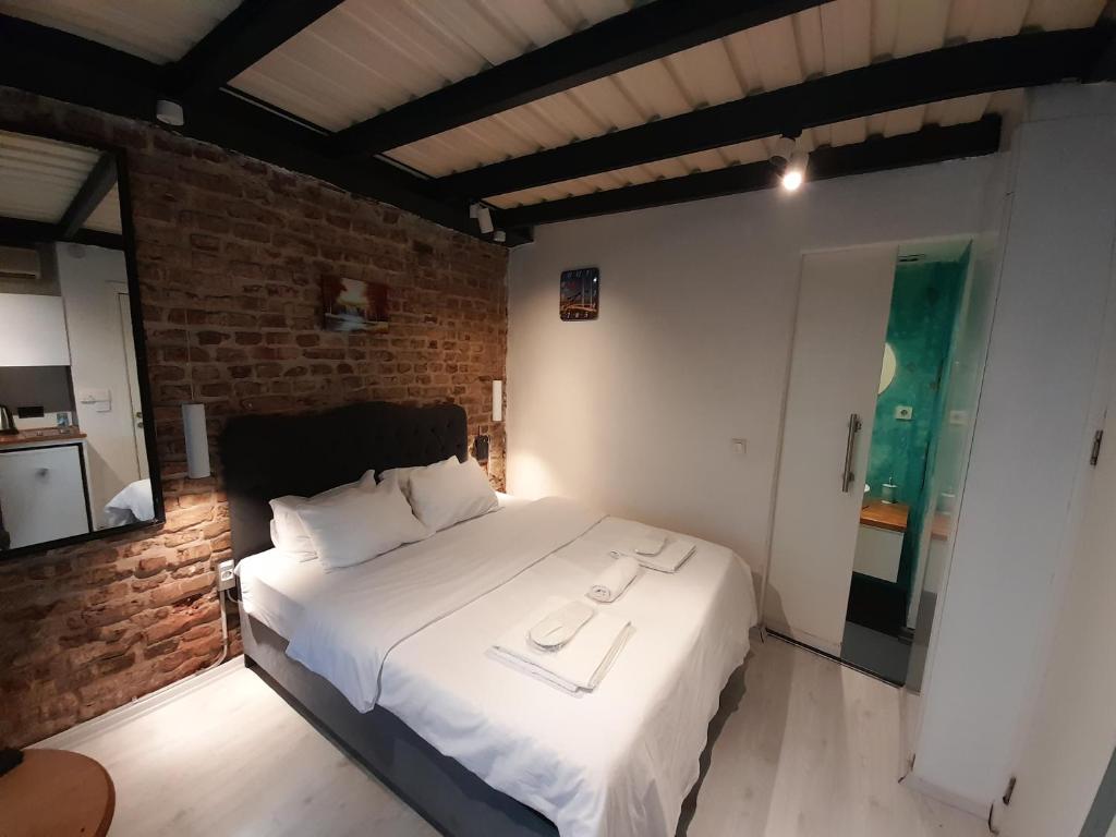 A bed or beds in a room at Taxim No18 Boutique Hotel