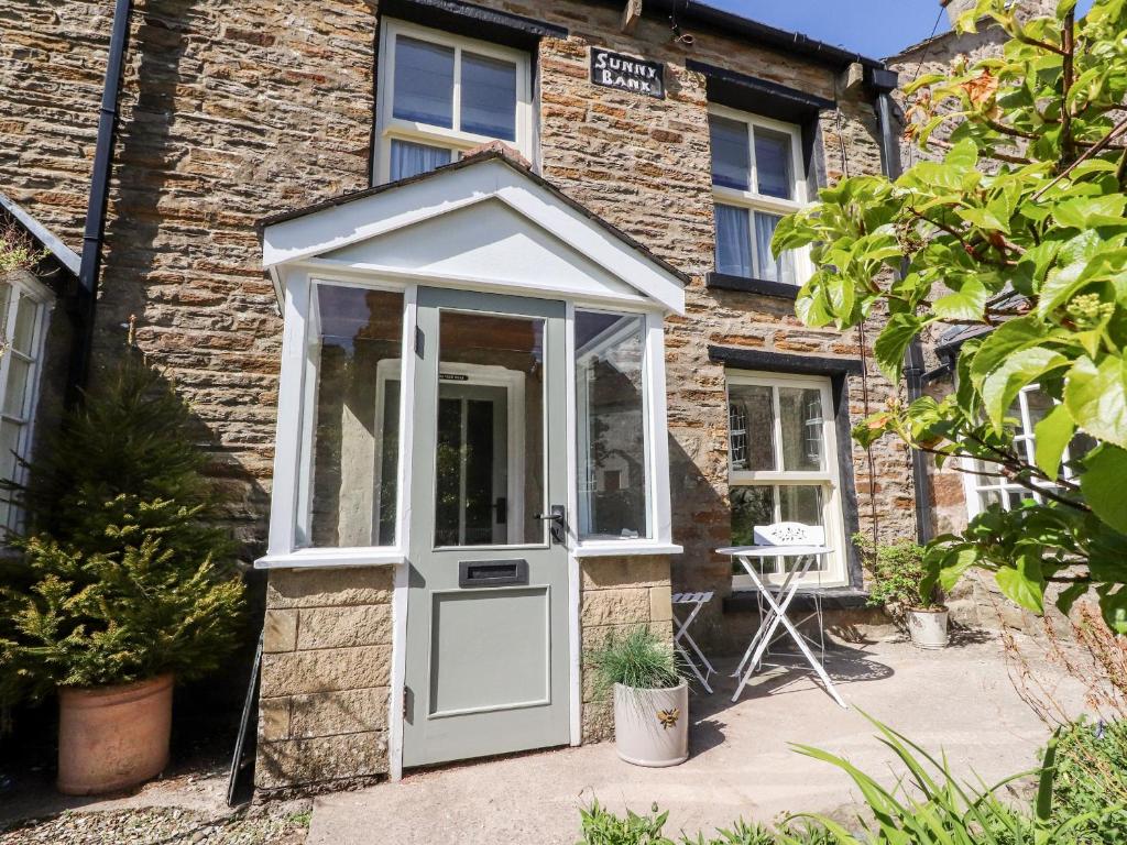 une maison avec une porte blanche et une fenêtre dans l'établissement Sunny Bank, à Lancaster