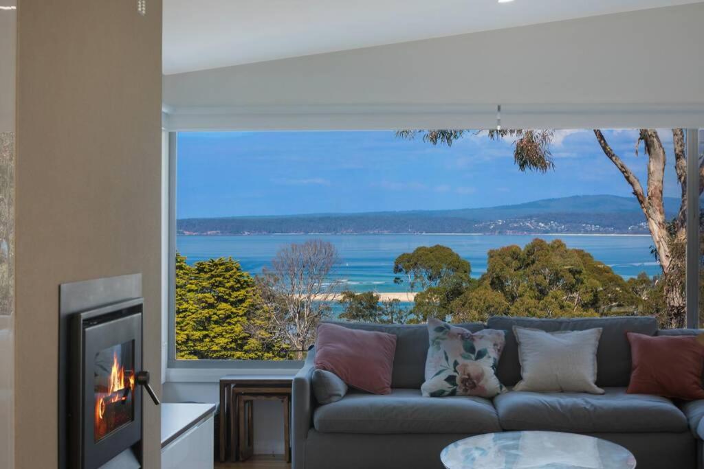 ein Wohnzimmer mit einem Sofa und Meerblick in der Unterkunft ADS on Collins - 4 bedroom and Pet Friendly in Merimbula