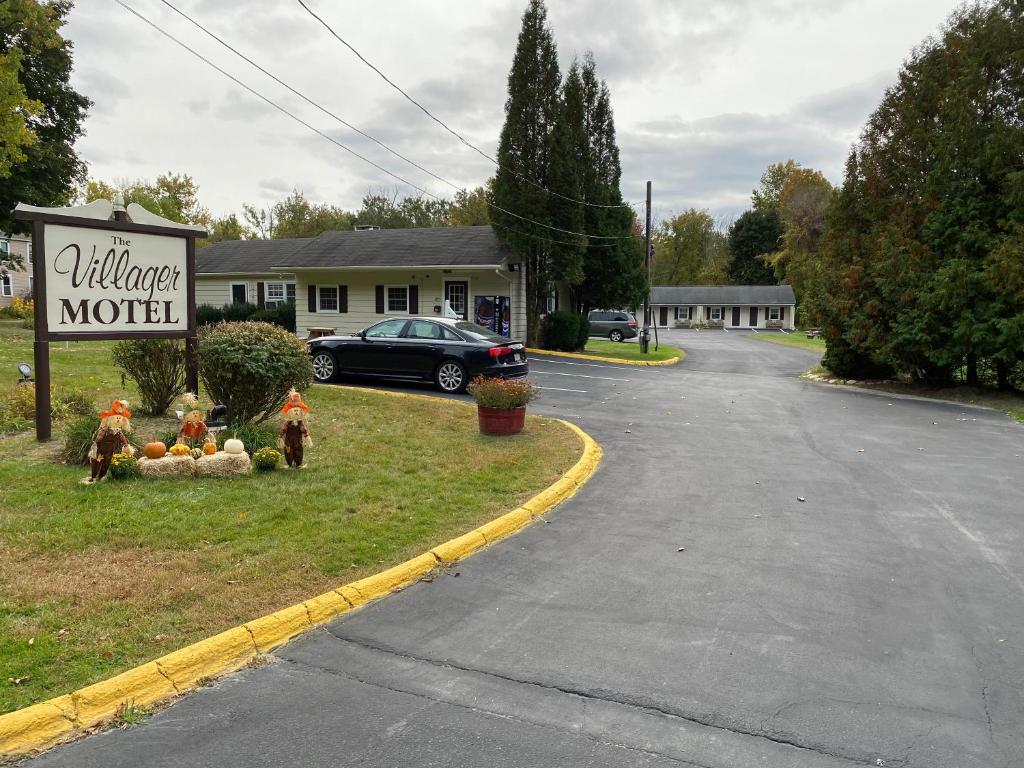 una señal de motel al lado de una carretera en Villager Motel, en Williamstown