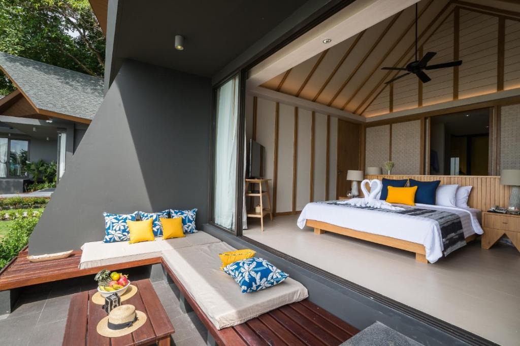 Postel nebo postele na pokoji v ubytování KC Grande Resort Koh Chang